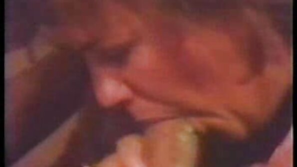 તાતીઆના સ્ટોન - આ બસ્ટી સોનેરી જુઓ કે તેણી કેવી રીતે તેના વિશાળ ડિલ્ડોને ચૂસીને અને તેના હજામત કરેલા ચીરામાં તેને સેકસી બીપી એચડી હલાવીને આનંદ કરે છે